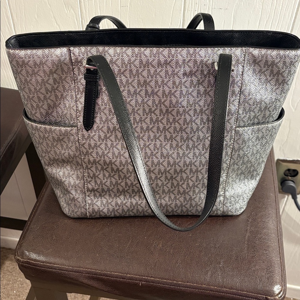 Like New Michael Kors Metallic Jetset Handbag ❤️ - Picture 2 of 12